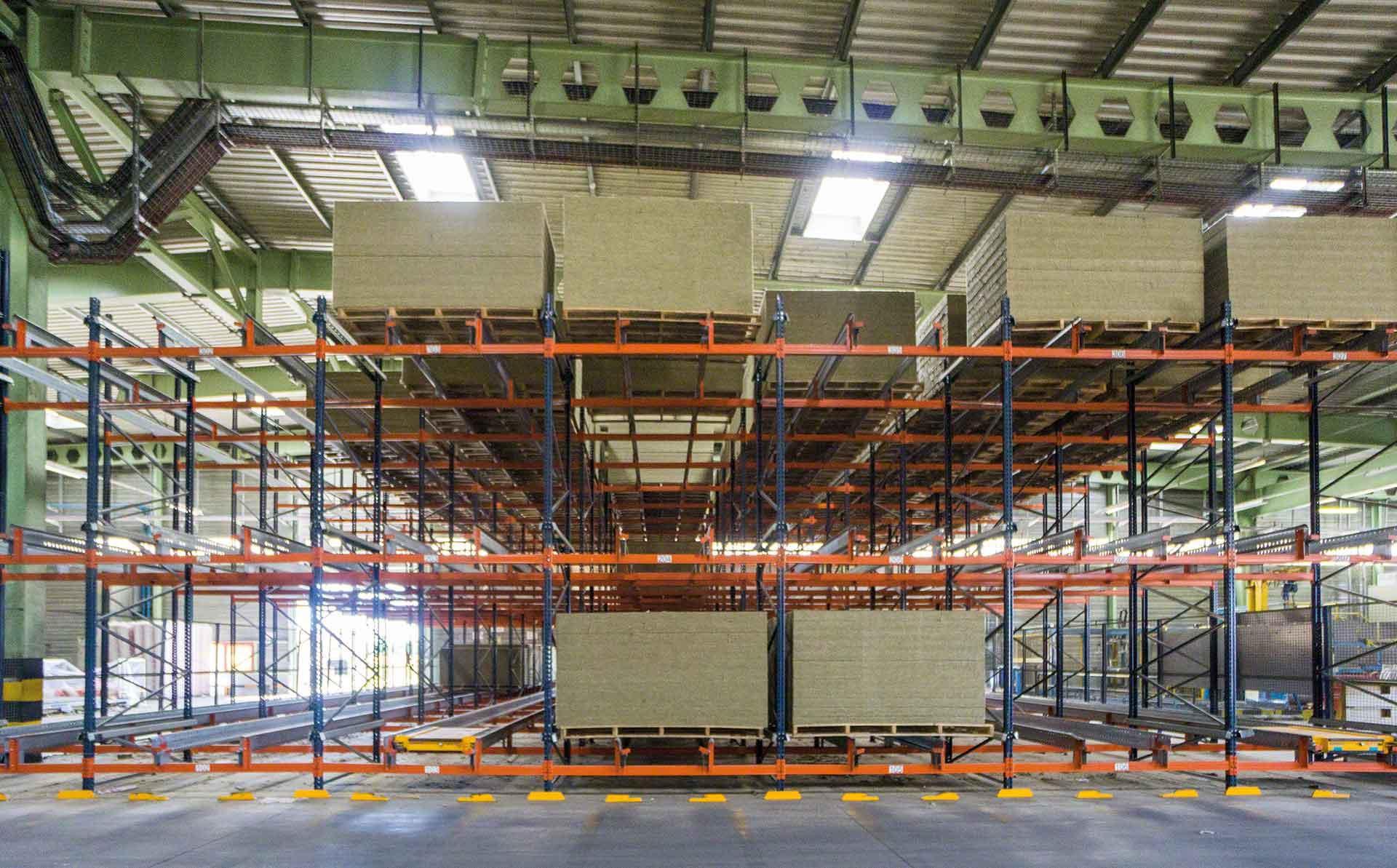 Compacte opslag en Pallet Shuttle voor de opslag van volumineuze goederen. Compacte opslag en Pallet Shuttle voor de opslag van volumineuze goederen.