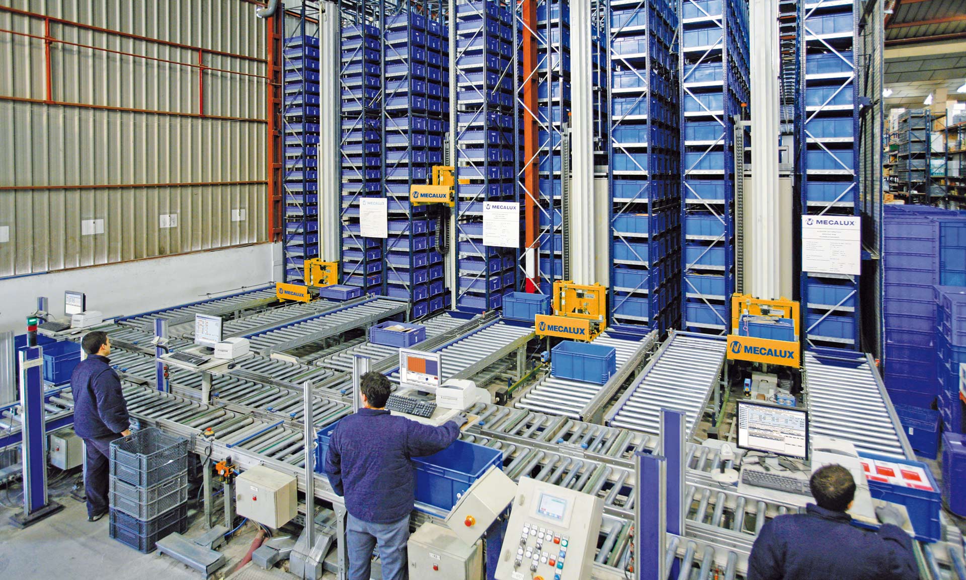 Les méthodes de préparation de commandes goods to man combinent des systèmes automatisés et des postes de travail ergonomiques Les méthodes de préparation de commandes goods to man combinent des systèmes automatisés et des postes de travail ergonomiques