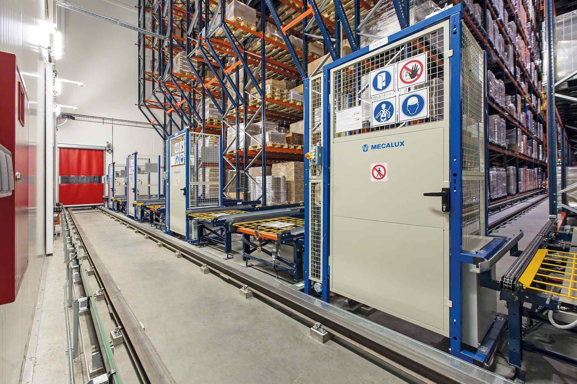 De automatisische koelcel van Schaal Chocolatier met SAS toegang op de achtergrond De automatisische koelcel van Schaal Chocolatier met SAS toegang op de achtergrond