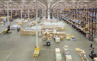 Een magazijn dat gebruikt maakt van cross docking om zijn logistieke goederenstromen te organiseren