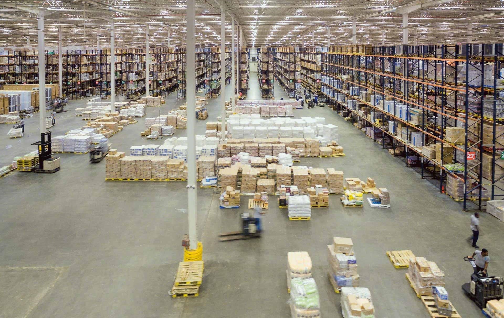Een magazijn dat gebruikt maakt van cross docking om zijn logistieke goederenstromen te organiseren Een magazijn dat gebruikt maakt van cross docking om zijn logistieke goederenstromen te organiseren