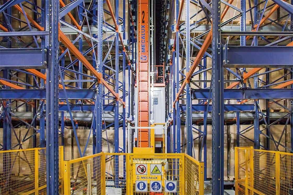 In dit logistieke smart warehouse werkt men met magazijnkranen die laadeenheden compact opslaan In dit logistieke smart warehouse werkt men met magazijnkranen die laadeenheden compact opslaan