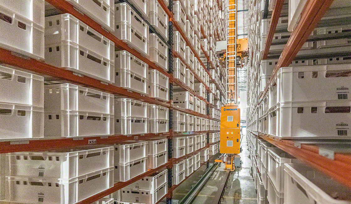 Le magasin automatique pour bacs d’Elaborados Cárnicos Medina a une capacité de 32 000 bacs