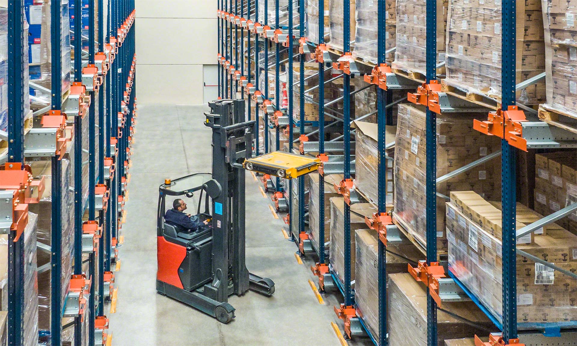 Un entrepôt semi-automatisé bénéficie des fonctionnalités offertes par le système Pallet Shuttle Un entrepôt semi-automatisé bénéficie des fonctionnalités offertes par le système Pallet Shuttle