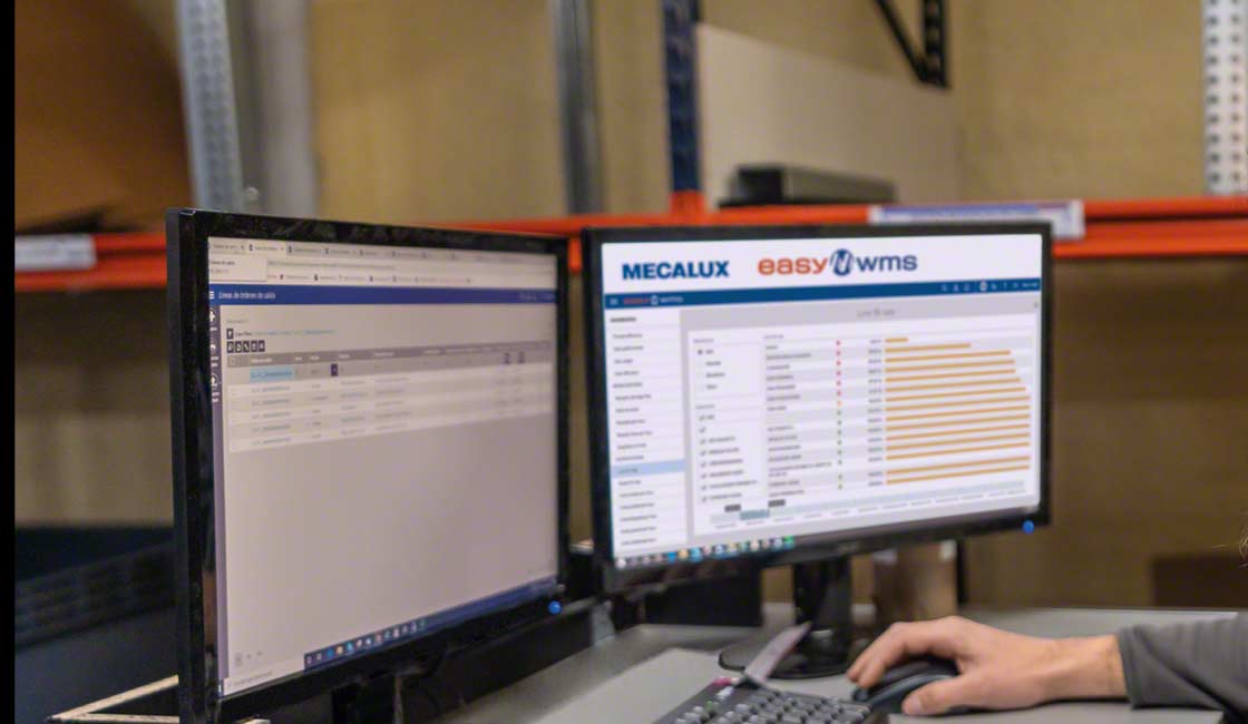 Un entrepôt semi-automatisé peut intégrer un WMS avec des solutions de stockage traditionnelles