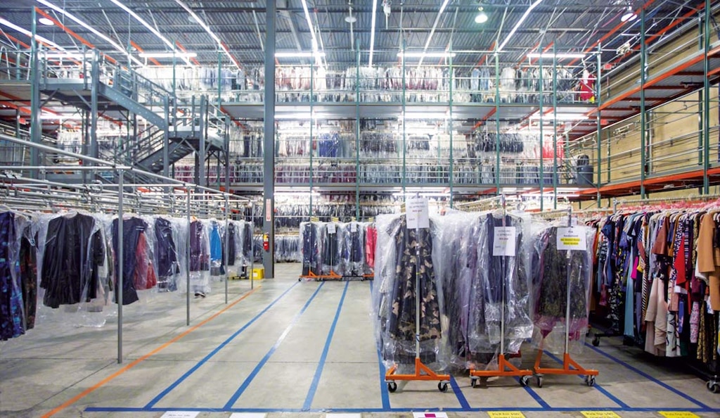 Les systèmes de stockage de Rent the Runway offrent une capacité maximale et permettent d’effectuer d’autres processus