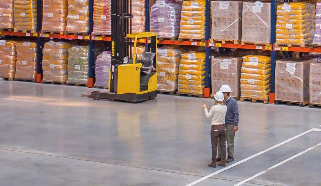Le responsable d’entrepôt est le professionnel qui supervise la gestion quotidienne de la logistique