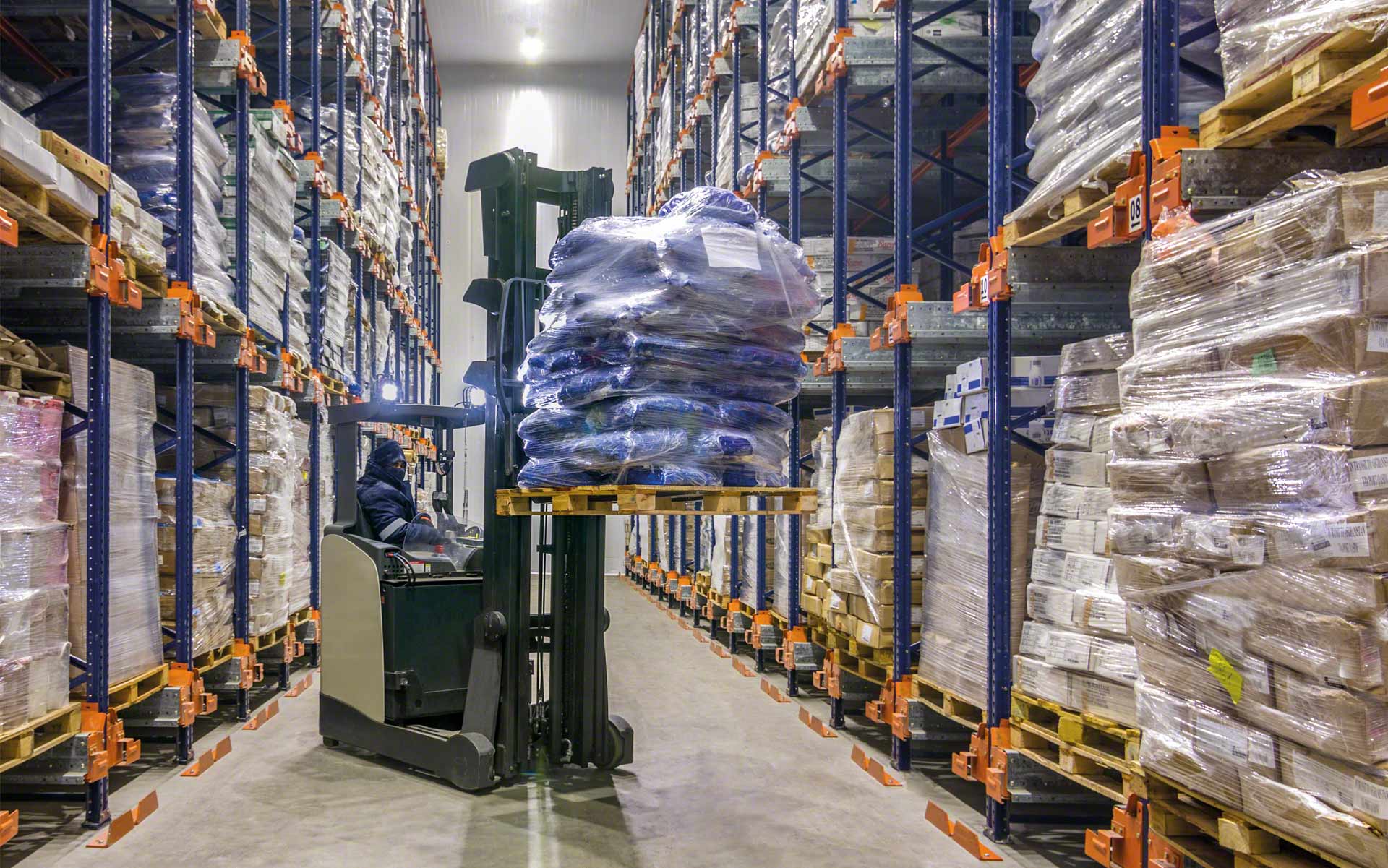 De goederenafhandeling in de koelketen logistiek brengt unieke uitdagingen met zich mee De goederenafhandeling in de koelketen logistiek brengt unieke uitdagingen met zich mee