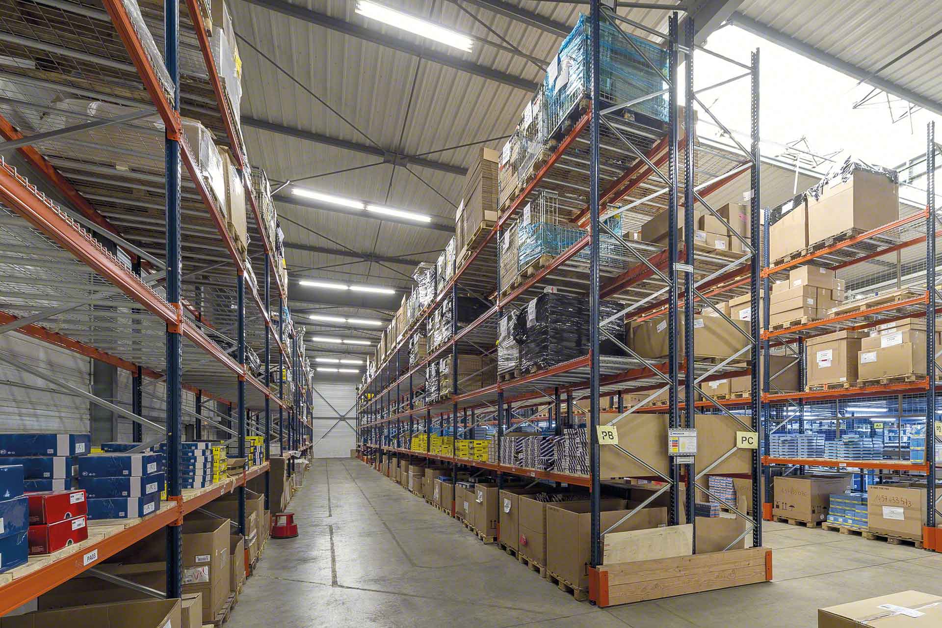 Goederenopslag in industriële rekken Goederenopslag in industriële rekken