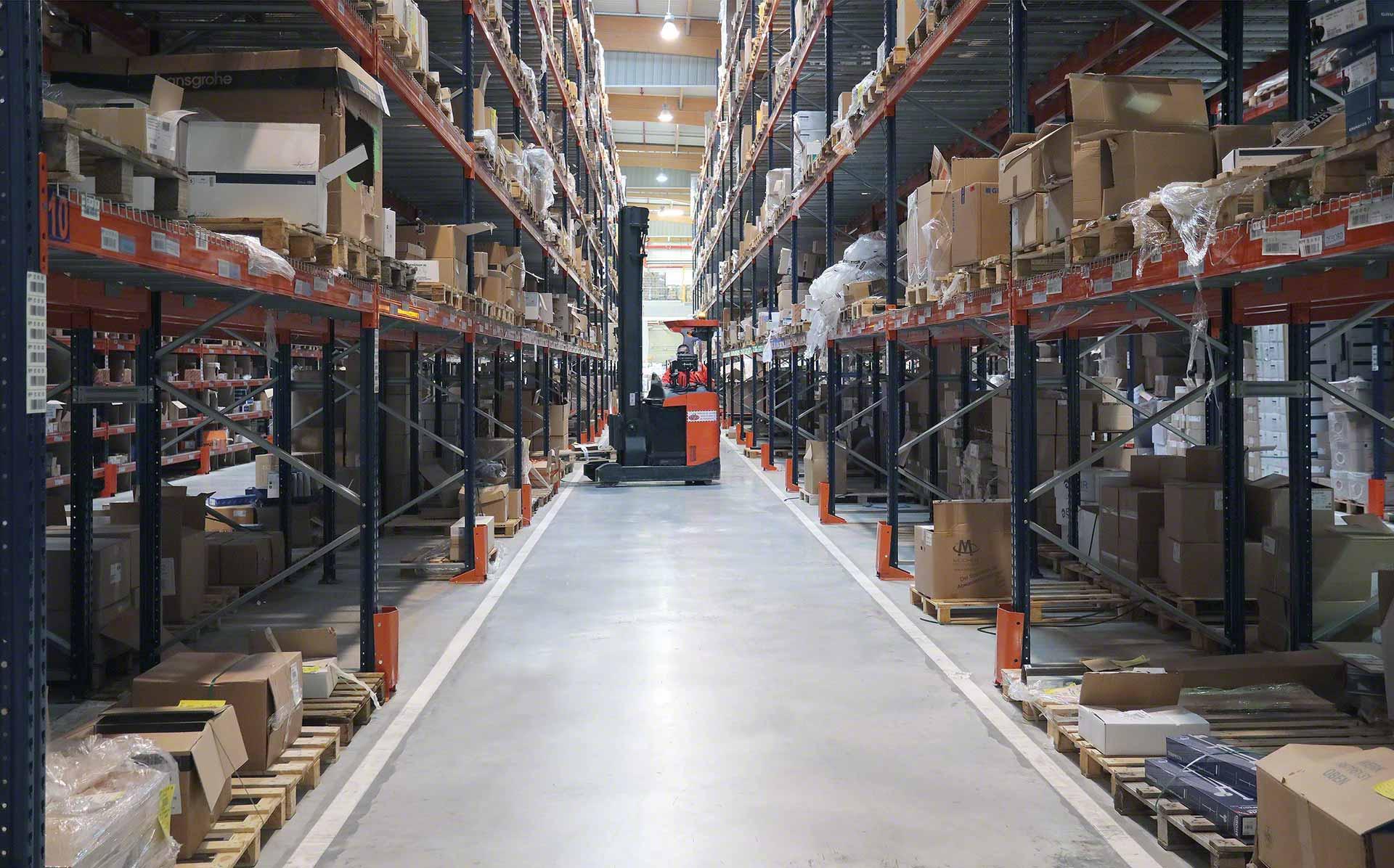 Met behulp van een heftruck worden geretourneerde goederen in de magazijnstellingen geplaatst Met behulp van een heftruck worden geretourneerde goederen in de magazijnstellingen geplaatst