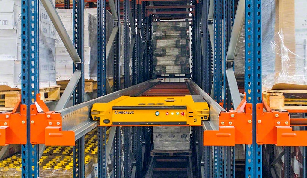 Le système de stockage Pallet Shuttle organise le canal de stockage, minimisant l’impact de l’honeycombing dans les rayonnages compacts