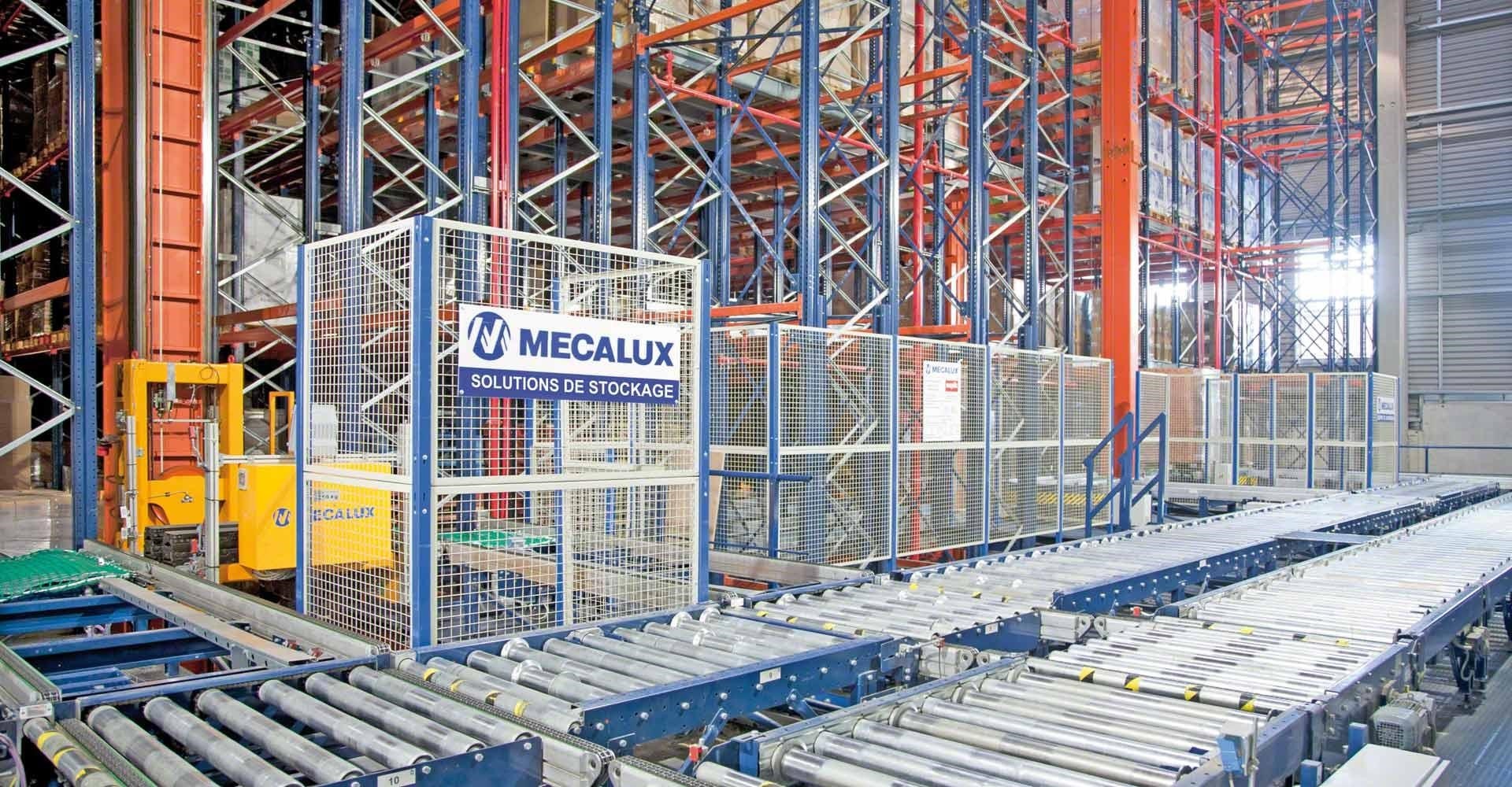 Industrieel veiligheidshekwerk in een magazijn Industrieel veiligheidshekwerk in een magazijn
