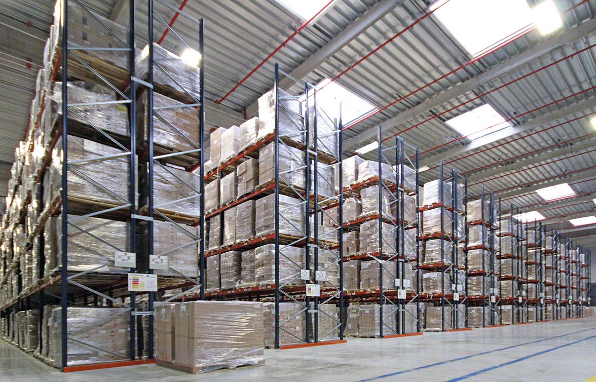 Industriële rekken in een magazijn Industriële rekken in een magazijn