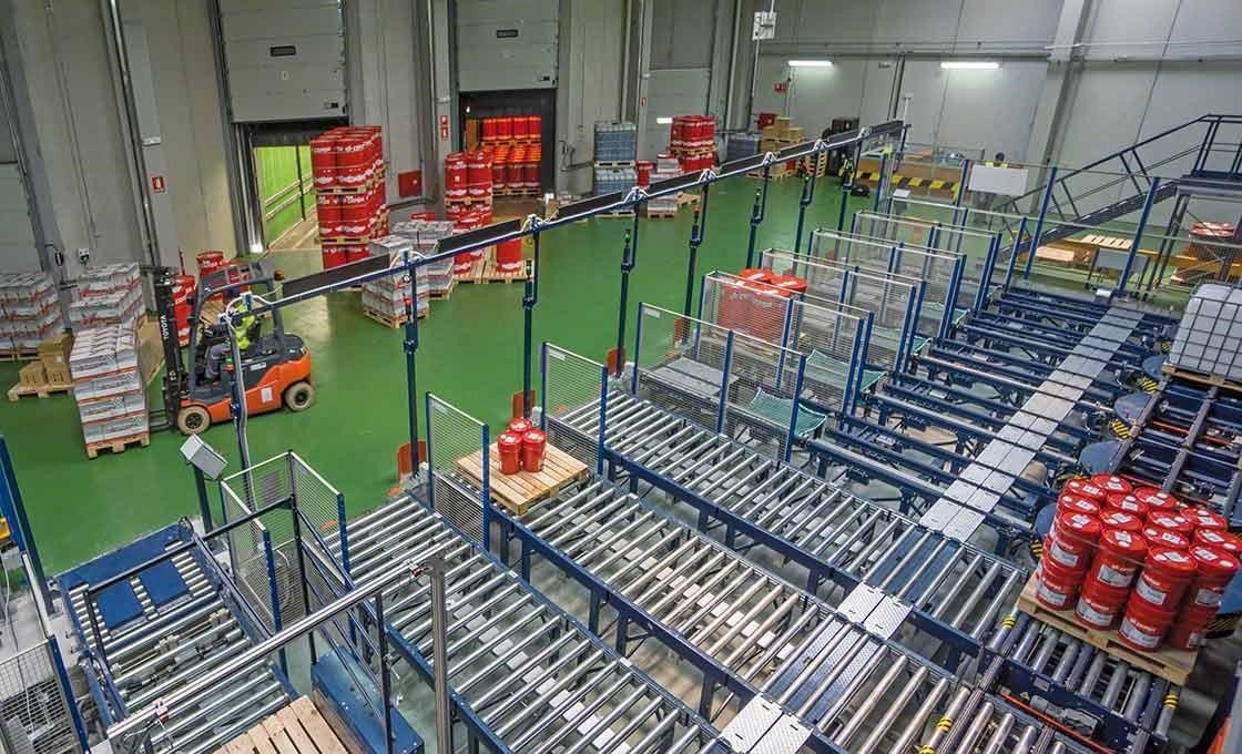 Automatische opslagoplossingen die de in- en uitslag van goederen verbeteren vormen een belangrijk element bij de just-in-time methode in de logistiek Automatische opslagoplossingen die de in- en uitslag van goederen verbeteren vormen een belangrijk element bij de just-in-time methode in de logistiek