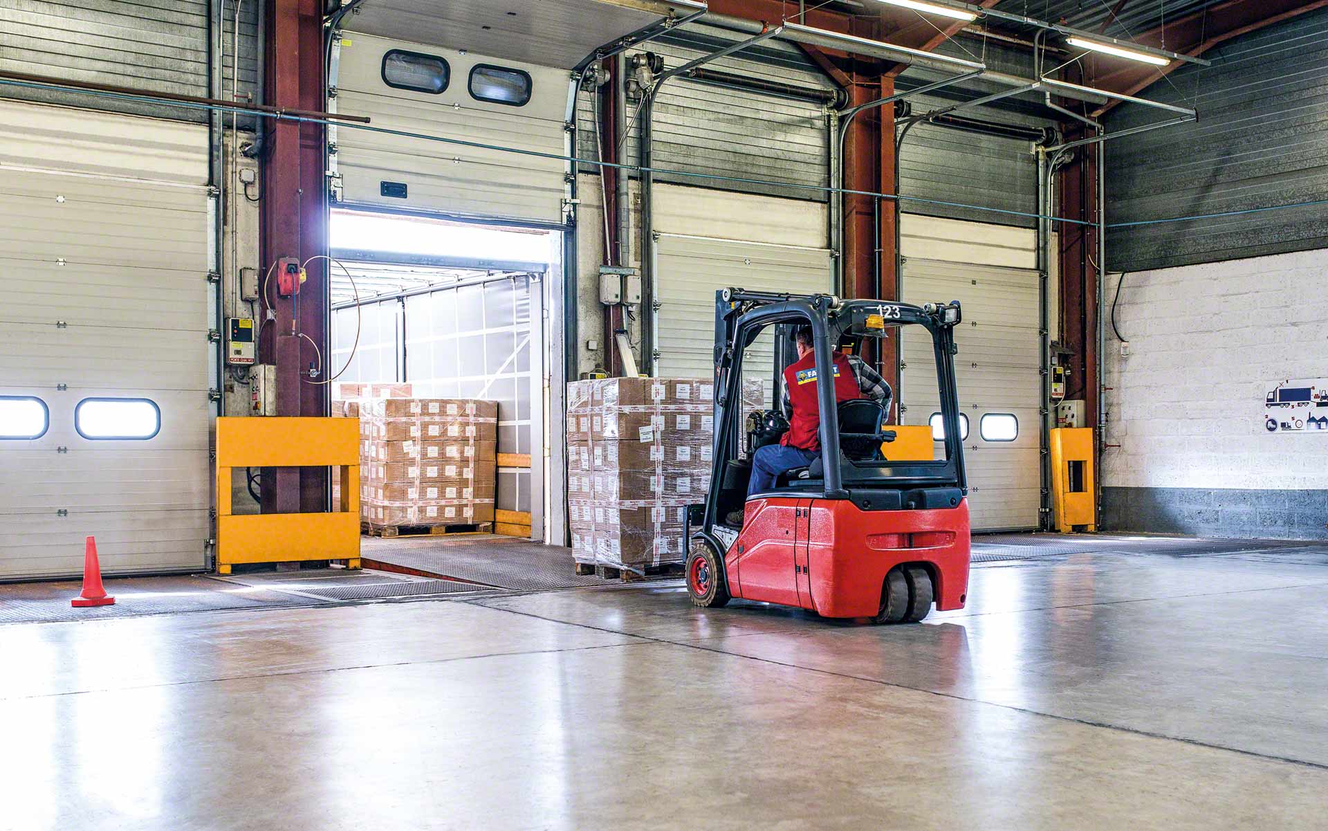 Het laden van vrachtwagens is het proces waarbij de goederen in het transportvoertuig worden geplaatst