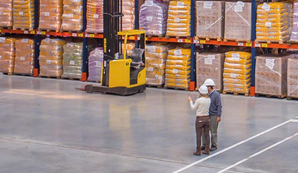 De magazijnmanager is de professional die toezicht houdt op het dagelijkse management van de logistiek