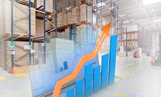 Logistics management omvat het beheren van goederenstromen en producten in het magazijn Logistics management omvat het beheren van goederenstromen en producten in het magazijn