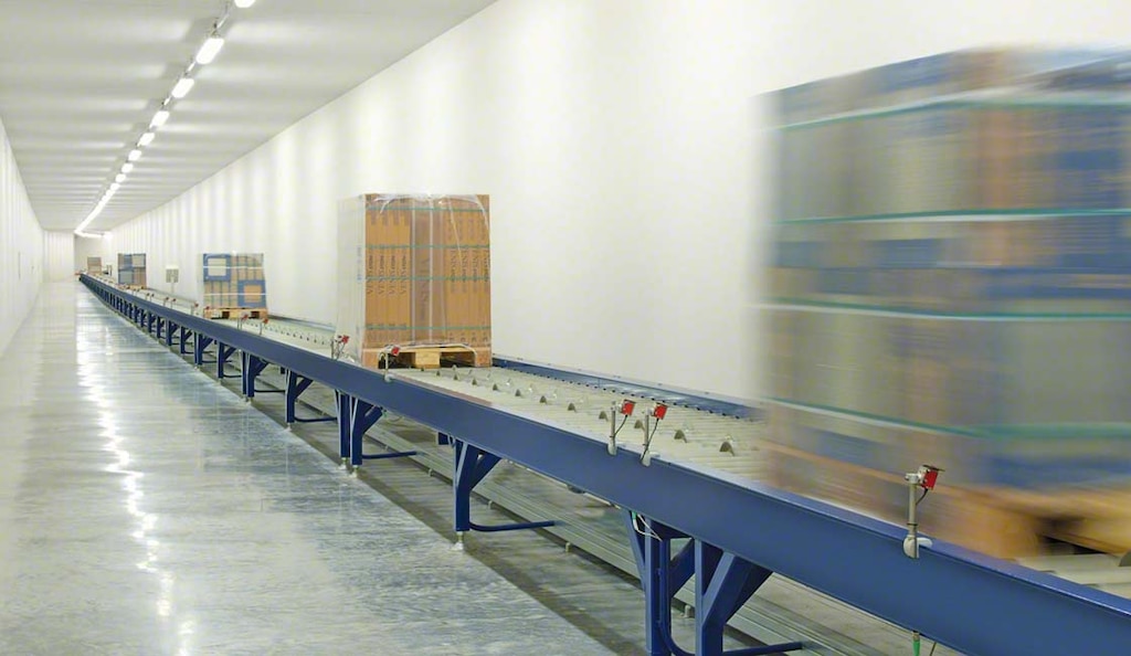 Porcelanosa besloot in zijn logistieke centrum de vorkheftrucks te vervangen door een transportbandensysteem dat het magazijn met het productiecentrum verbindt