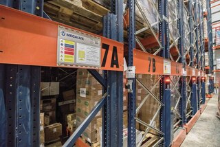Diepvriesmagazijn uitgerust met Movirack verrijdbare stellingen, speciaal ontworpen om een cold chain break te voorkomen