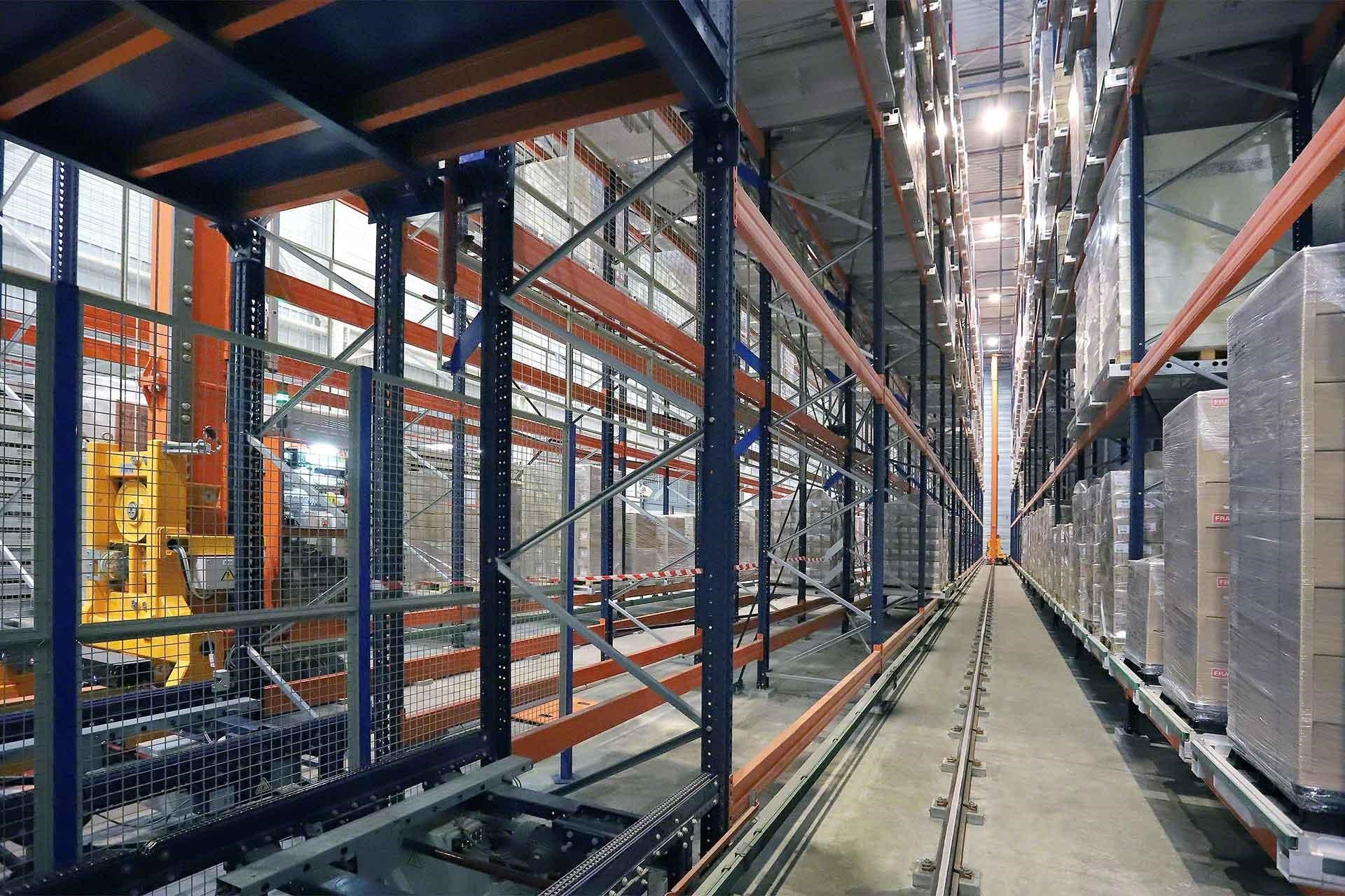 De definitie van een geautomatiseerd magazijn omvat ook magazijnkranen De definitie van een geautomatiseerd magazijn omvat ook magazijnkranen