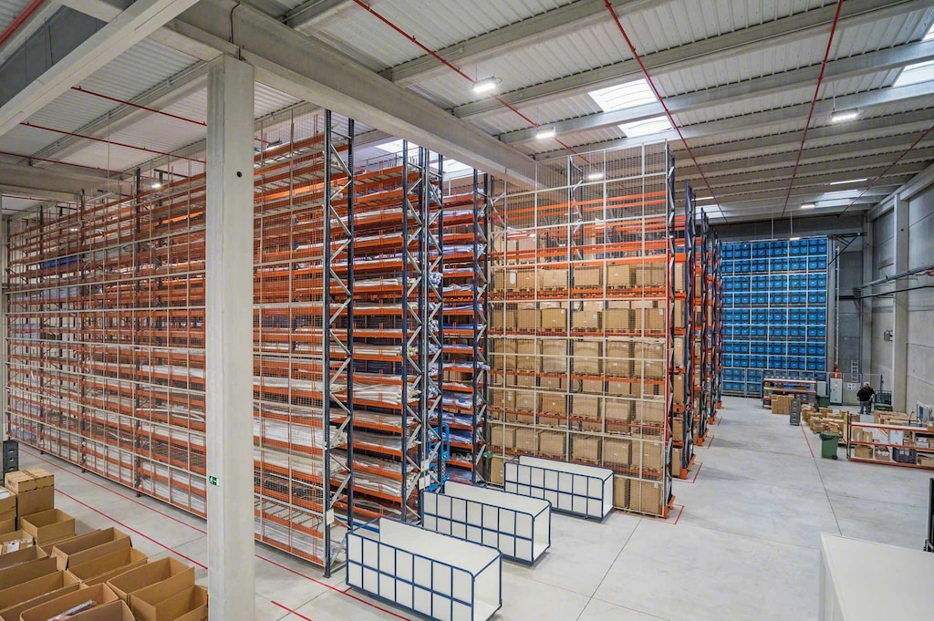 In hetzelfde magazijn vinden we palletstellingen en een automatische magazijn voor dozen (blauwe dozen)