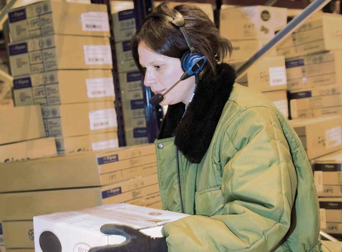 De orderpicker voert zijn werk uit met behulp van een voicepicking systeem