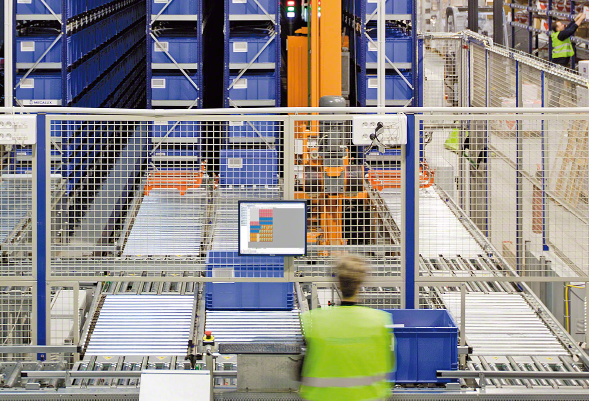 Een artikel wordt klaargezet met behulp van orderpicking software Een artikel wordt klaargezet met behulp van orderpicking software