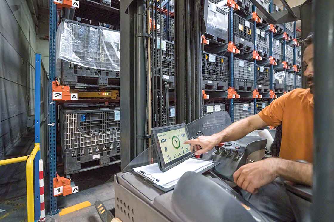 De Pallet Shuttle ondersteunt de magazijnmedewerker bij het ophalen van de laadeenheden en zo wordt het laad- en losproces geautomatiseerd De Pallet Shuttle ondersteunt de magazijnmedewerker bij het ophalen van de laadeenheden en zo wordt het laad- en losproces geautomatiseerd