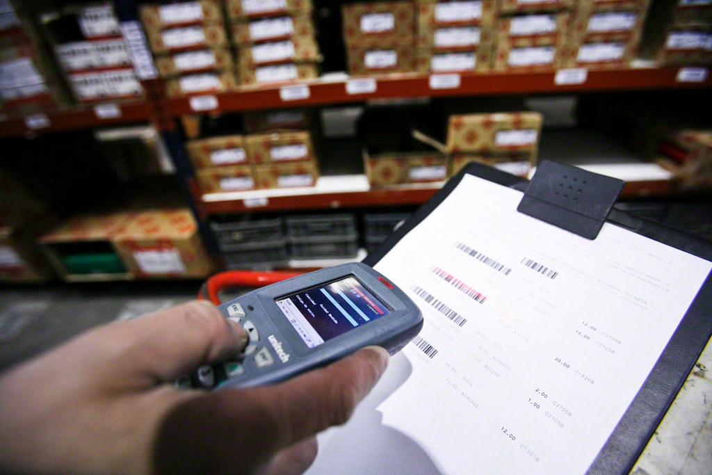 Door de goederen te etiketteren en RF-scanners te gebruiken kan men een permanente voorraad bijhouden