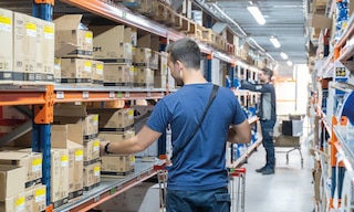 Le picking par zones consiste à diviser l'entrepôt en différentes zones en fonction de plusieurs critères