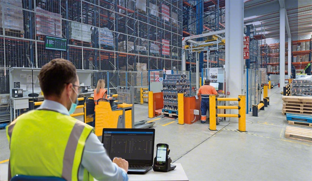Le responsable logistique supervise les opérations de stockage et de distribution des marchandises