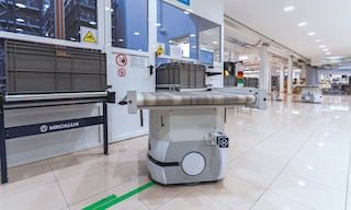 Un robot AGV est un véhicule guidé automatisé utilisé dans les entrepôts ou les installations de production. Un robot AGV est un véhicule guidé automatisé utilisé dans les entrepôts ou les installations de production.