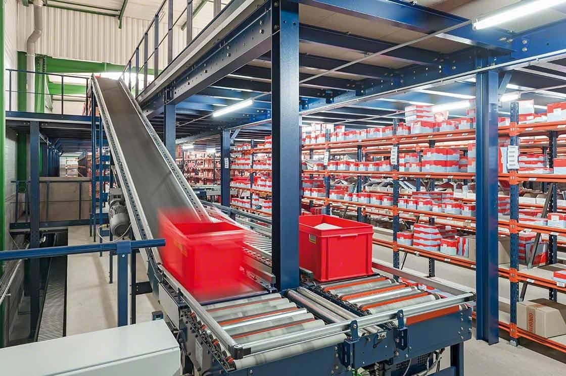 Het logistieke smart warehouse project van PAVI-Groupauto bestaat uit een transportbandensysteem dat de verschillende etages van het distributiecentrum met elkaar verbindt Het logistieke smart warehouse project van PAVI-Groupauto bestaat uit een transportbandensysteem dat de verschillende etages van het distributiecentrum met elkaar verbindt
