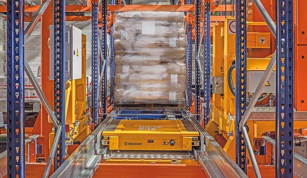 Le Pallet Shuttle automatique est un système de stockage haute densité qui augmente la productivité de l’entrepôt