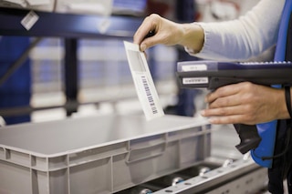 De traceerbaarheid van producten bestaat uit het geheel van maatregelen om een goed in alle stadia van de logistiek te registreren en te identificeren