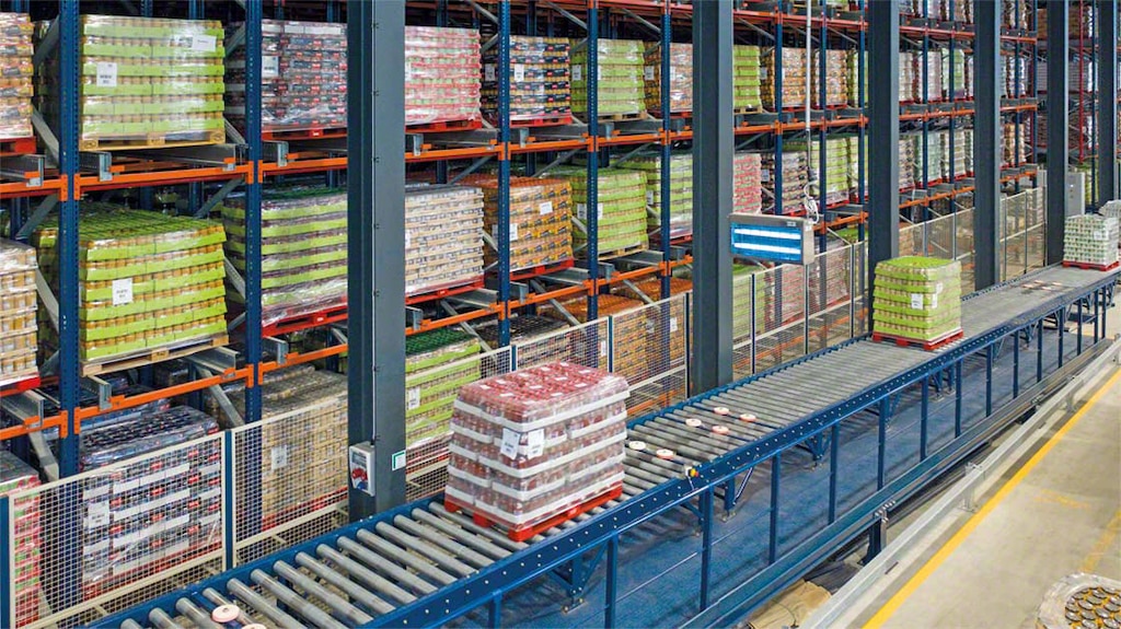 De transportbanden voor pallets minimaliseren het aantal bewegingen van de operator in het magazijn