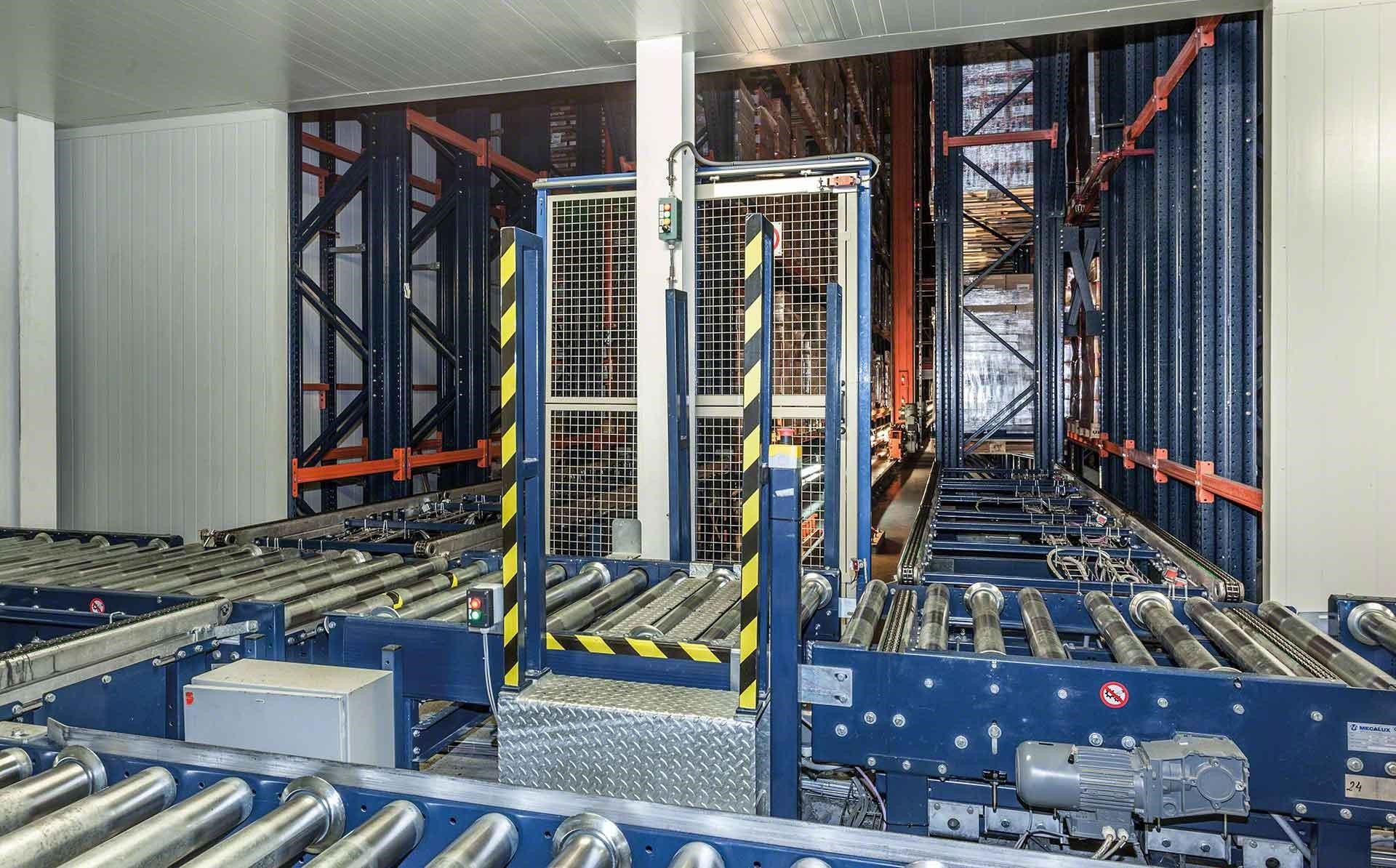 Automatisch transportbanden- en orderpickingssysteem in het magazijn van Delaviuda Automatisch transportbanden- en orderpickingssysteem in het magazijn van Delaviuda