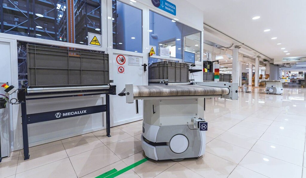 Net als de tugger train, verplaatsen Autonomous Mobile Robots (AMR's) goederen tussen verschillende zones van het magazijn