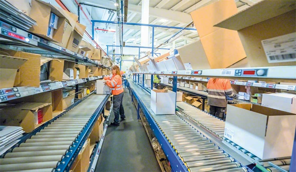 Doorrolstellingen voor dozen zijn een goede oplossing om het klaarzetten van bestellingen in urban warehouses te versnellen