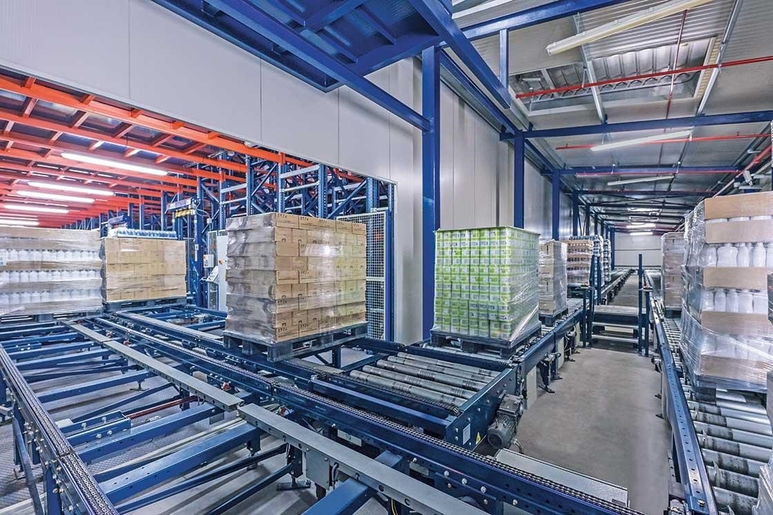 El sistema de transporte conecta el almacén de aprovisionamiento con la producción