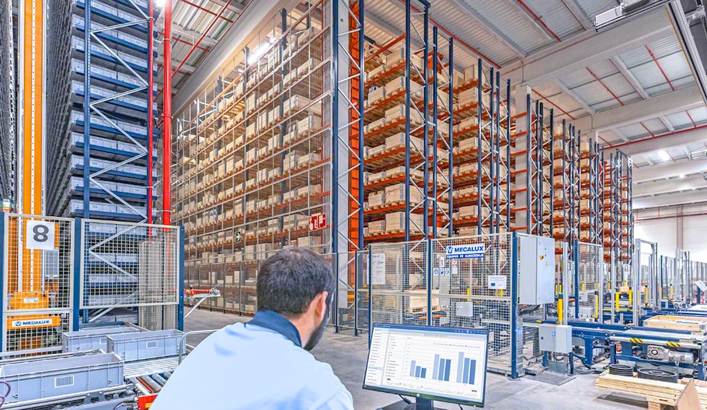 Een volledig automatisch magazijn vergt Warehouse Management Software voor het aansturen van de installatie