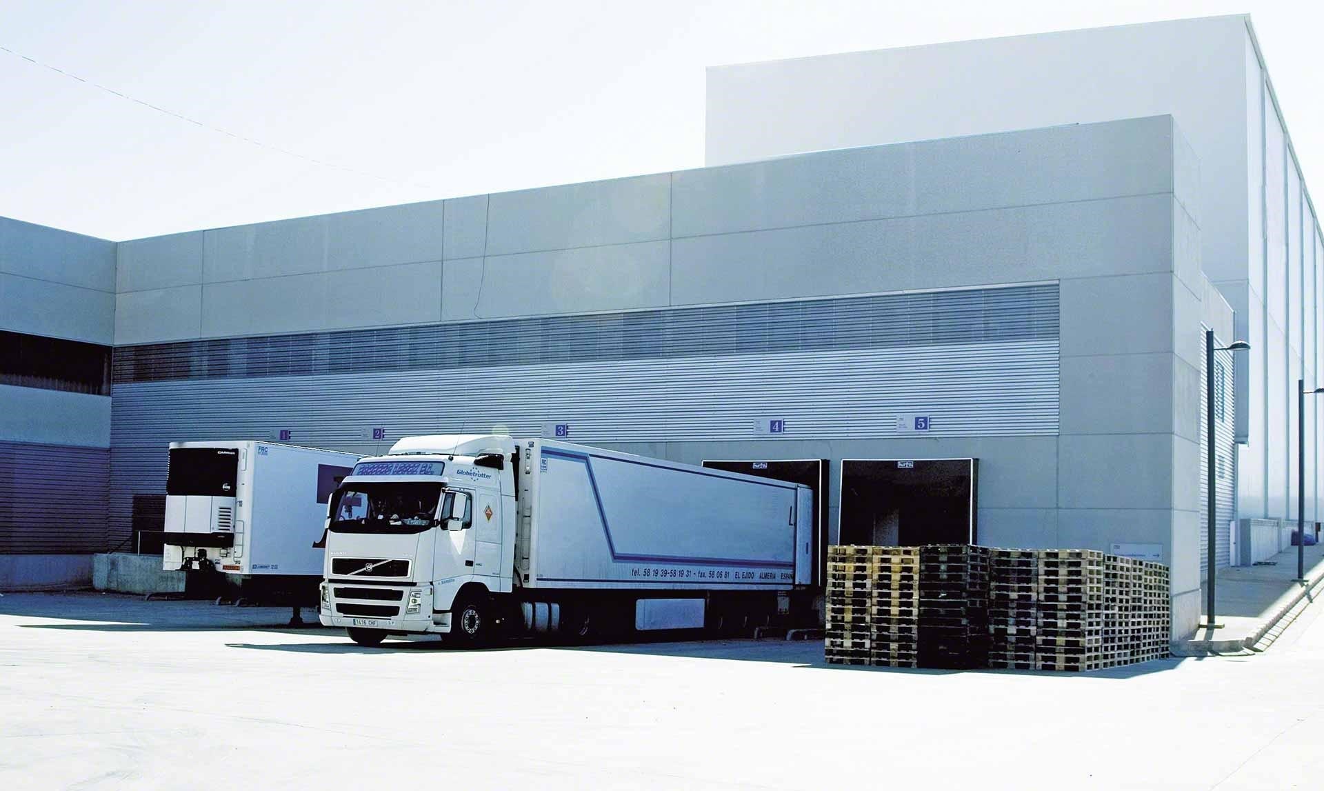 Vrachtwagens lossen goederen voor cross docking