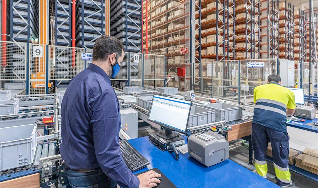 De integratie van moderne werkstations is een voorbeeld van Warehousing 4.0