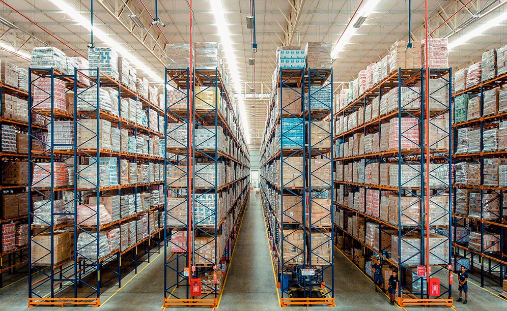 Grande capacité de stockage dans le centre de distribution d'Armazém Mateus au Brésil Grande capacité de stockage dans le centre de distribution d'Armazém Mateus au Brésil
