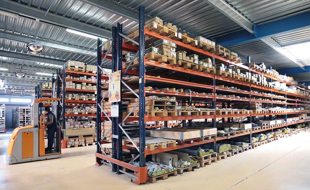 La société SPB a installé différentes solutions de stockage dans son entrepôt : des rayonnages mobiles Movirack, des rayonnages à palettes statiques, des étagères pour le picking et des rayonnages par accumulation drive-in