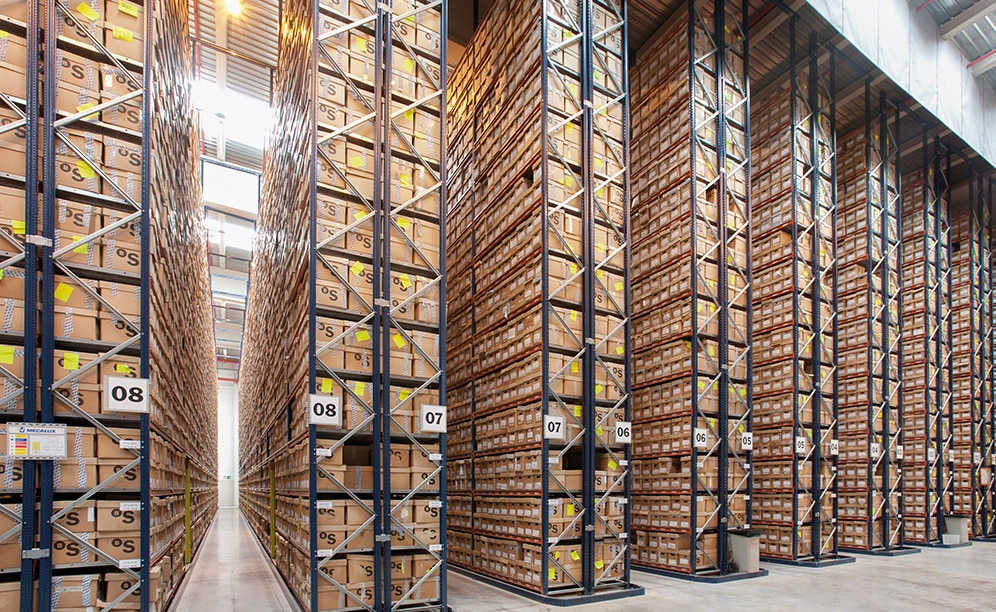 Les rayonnages mesurent 11,5 m de hauteur et disposent de 15 niveaux avec une capacité de stockage de 36 caisses d'archivage