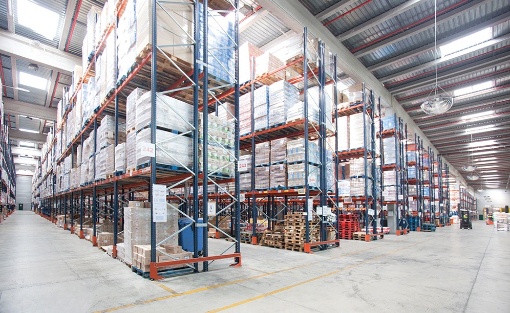 Un opérateur logistique multi-client atteint une capacité de stockage de 48 000 palettes et optimise sa préparation de commandes avec une solution de stockage pour palettes statique Un opérateur logistique multi-client atteint une capacité de stockage de 48 000 palettes et optimise sa préparation de commandes avec une solution de stockage pour palettes statique