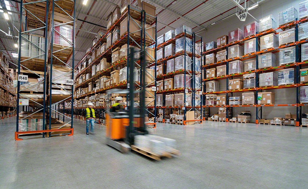 KMC-Services a équipé deux entrepôts de son centre logistique en Pologne d’un système de rayonnages à palettes de Mecalux KMC-Services a équipé deux entrepôts de son centre logistique en Pologne d’un système de rayonnages à palettes de Mecalux