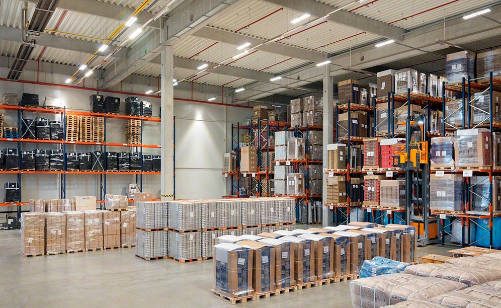 Les rayonnages à palettes s'adaptent aux différentes unités de charge avec lesquelles KMC-Services travaille