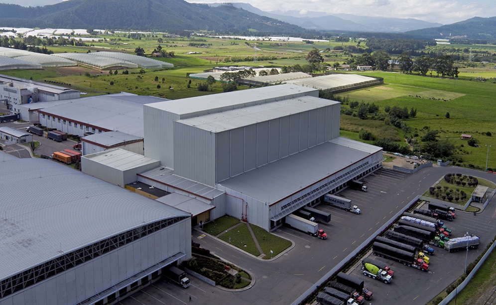 Grupo Familia possède un entrepôt automatique autoportant de 35 mètres de hauteur capable de gérer près de 17 000 palettes